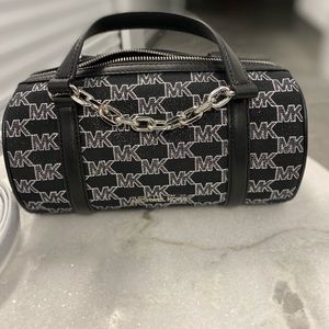 MICHAEL
MICHAEL KORS
ZOOEY
35F2S3ZM6J BLACK MULTI
MD BARREL MSGR